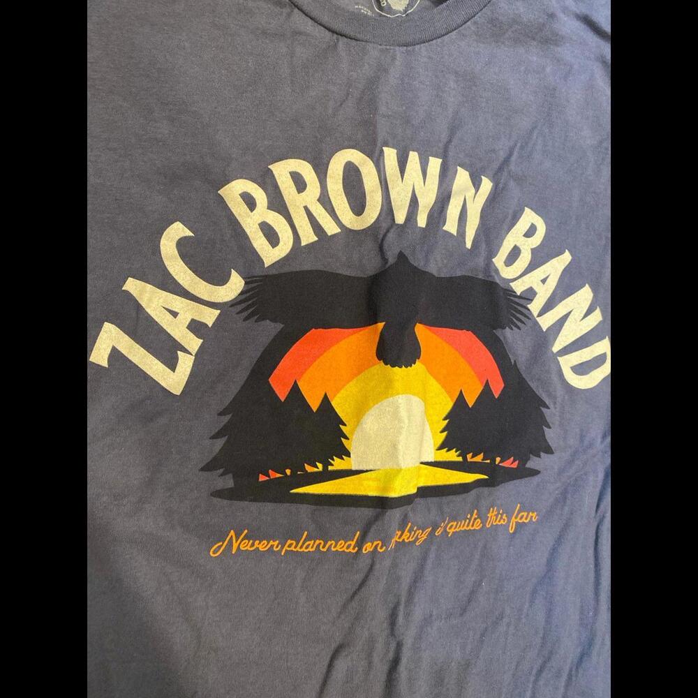 Zac brown band concert tour t-shirt out in middle women’s xl
